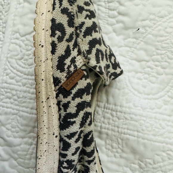 NWOT Women’s Hey Dude leopard gray white size 7 - Picture 4 of 4